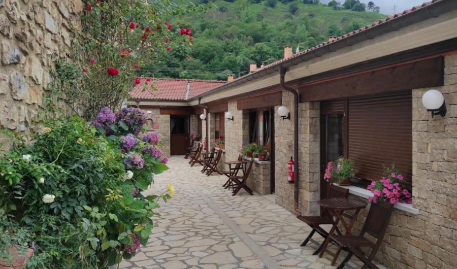 Hotel Arenas De Cabrales- Apartamentos Exteriör bild