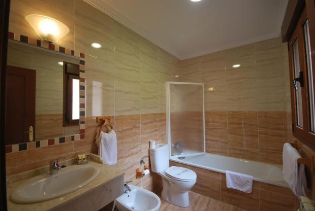 Hotel Arenas De Cabrales- Apartamentos Exteriör bild