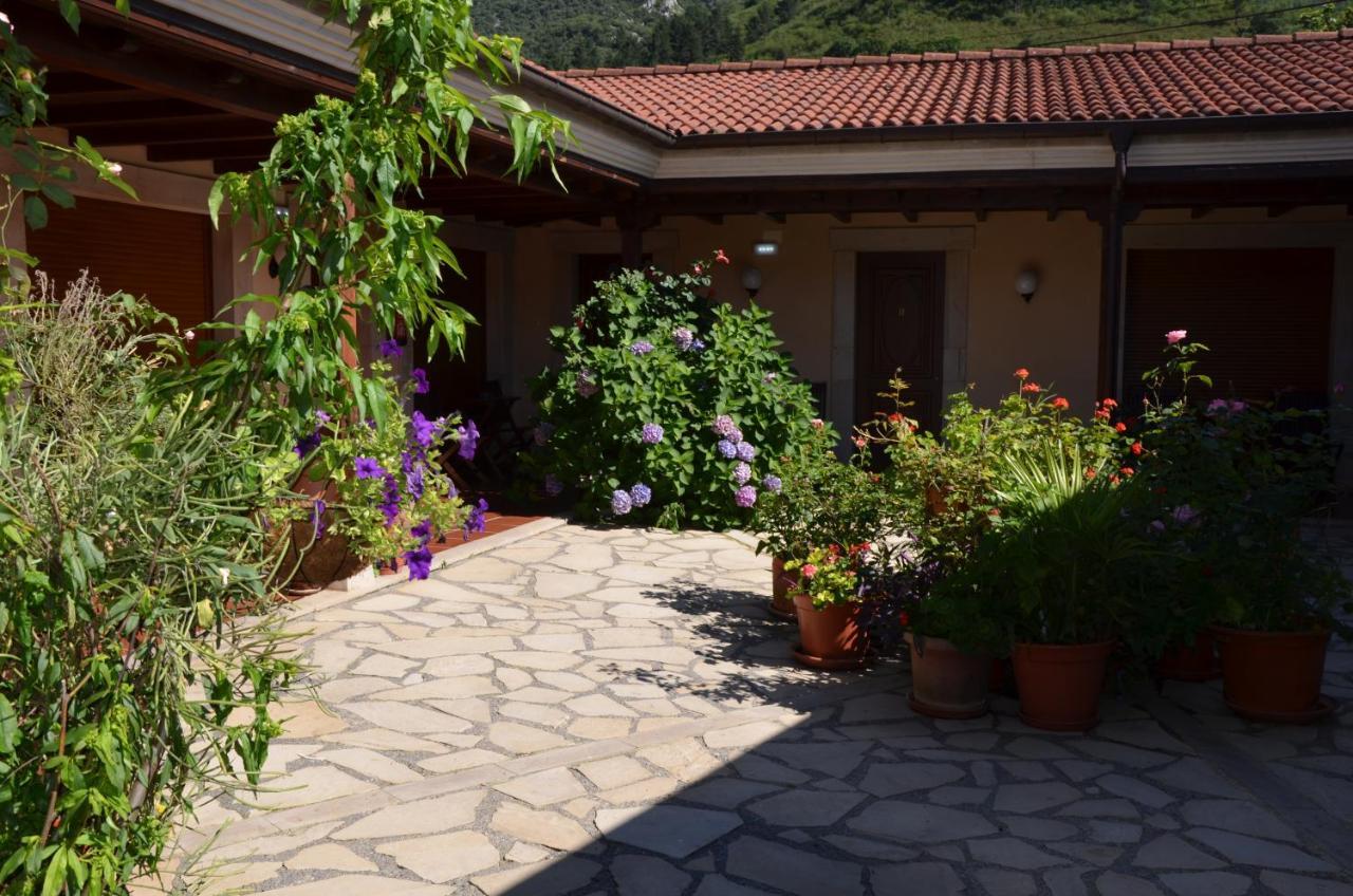 Hotel Arenas De Cabrales- Apartamentos Exteriör bild