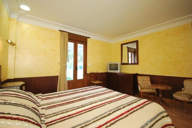 Hotel Arenas De Cabrales- Apartamentos Exteriör bild