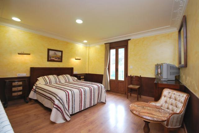 Hotel Arenas De Cabrales- Apartamentos Exteriör bild
