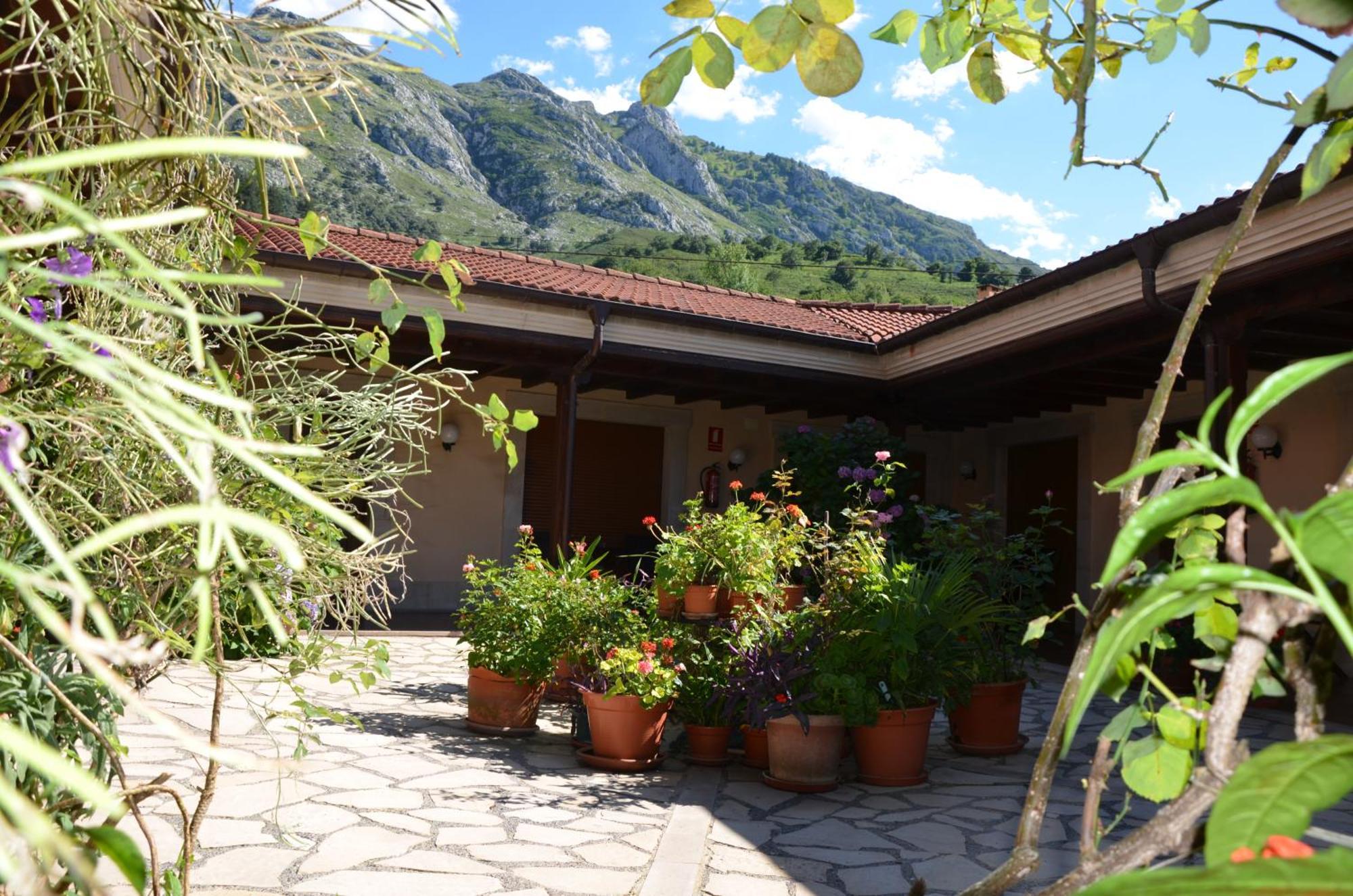 Hotel Arenas De Cabrales- Apartamentos Exteriör bild